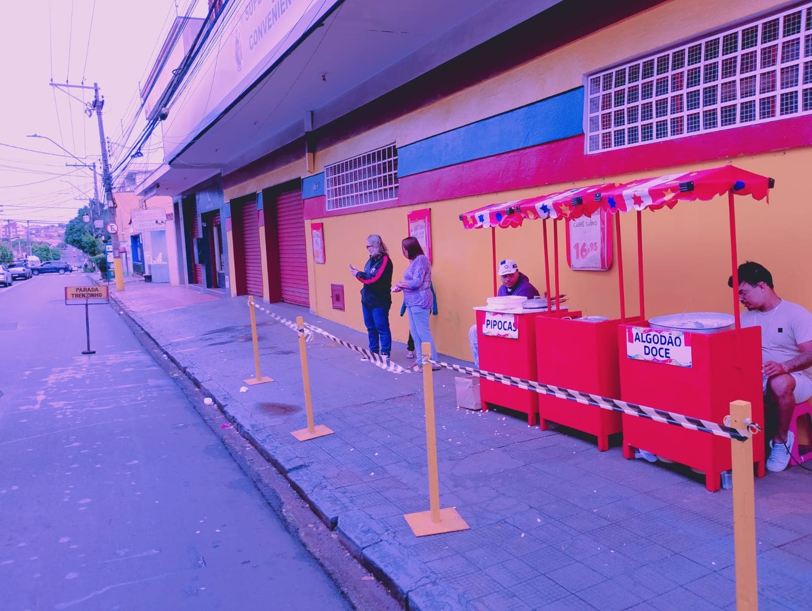 Parada do Trenzinho - Barracas na Rua