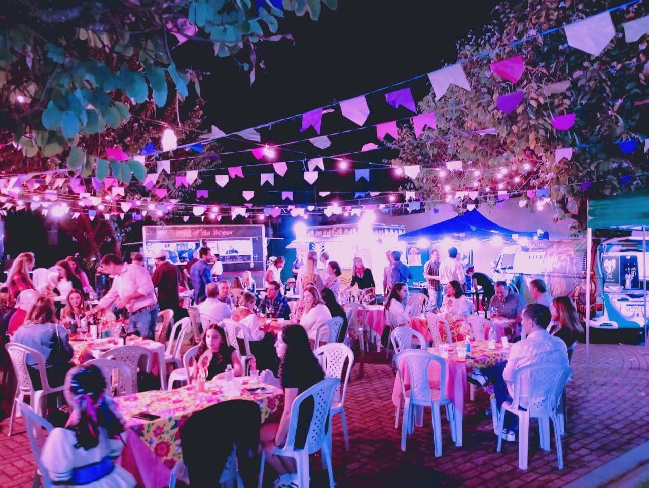 Arraiá à Noite com Bandeirinhas e Food Trucks